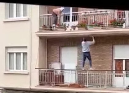 Un joven trepó por un edificio para rescatar a una anciana a punto de caer de un balcón (VIDEO)
