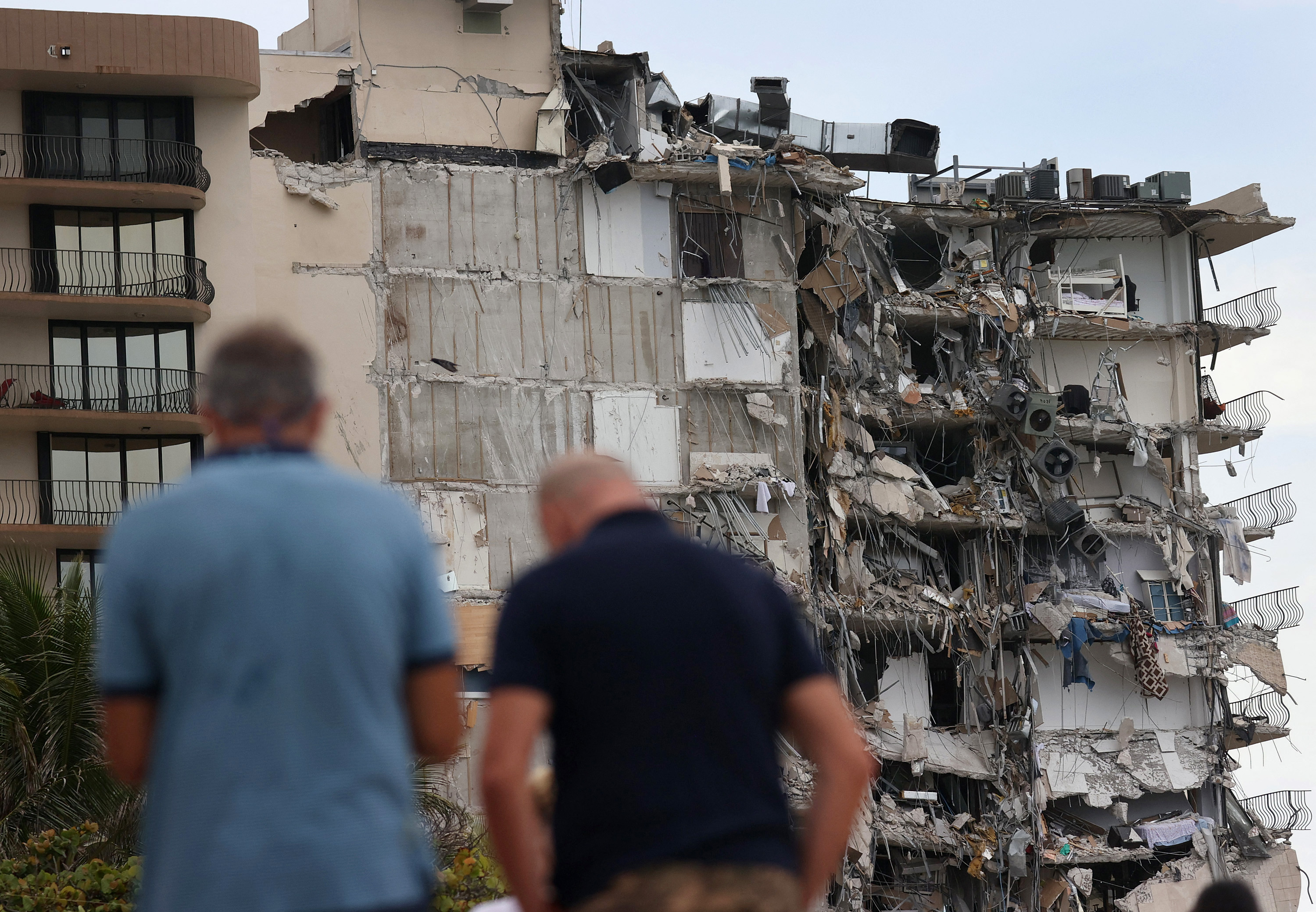 La angustiosa espera de los familiares de desaparecidos tras colapso del edificio en Miami