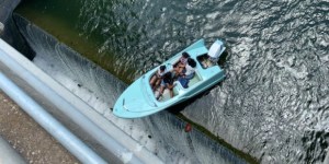 Rescataron a cuatro personas de un bote que quedó atrapado en una presa del embalse de Texas (Video)