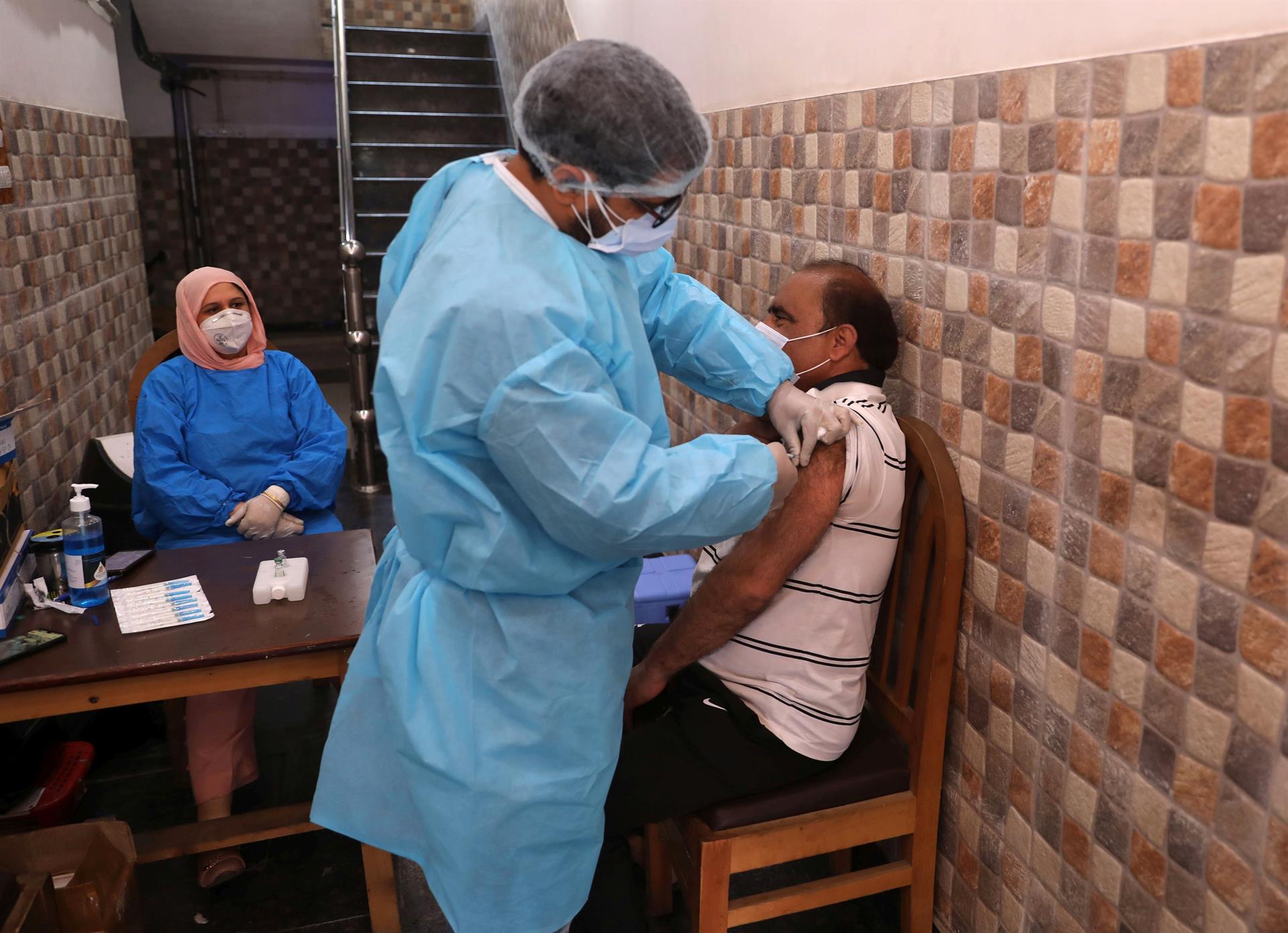 ¿Vacuna letal? La India confirmó la primera muerte por reacción a una dosis de AstraZeneca contra el Covid-19