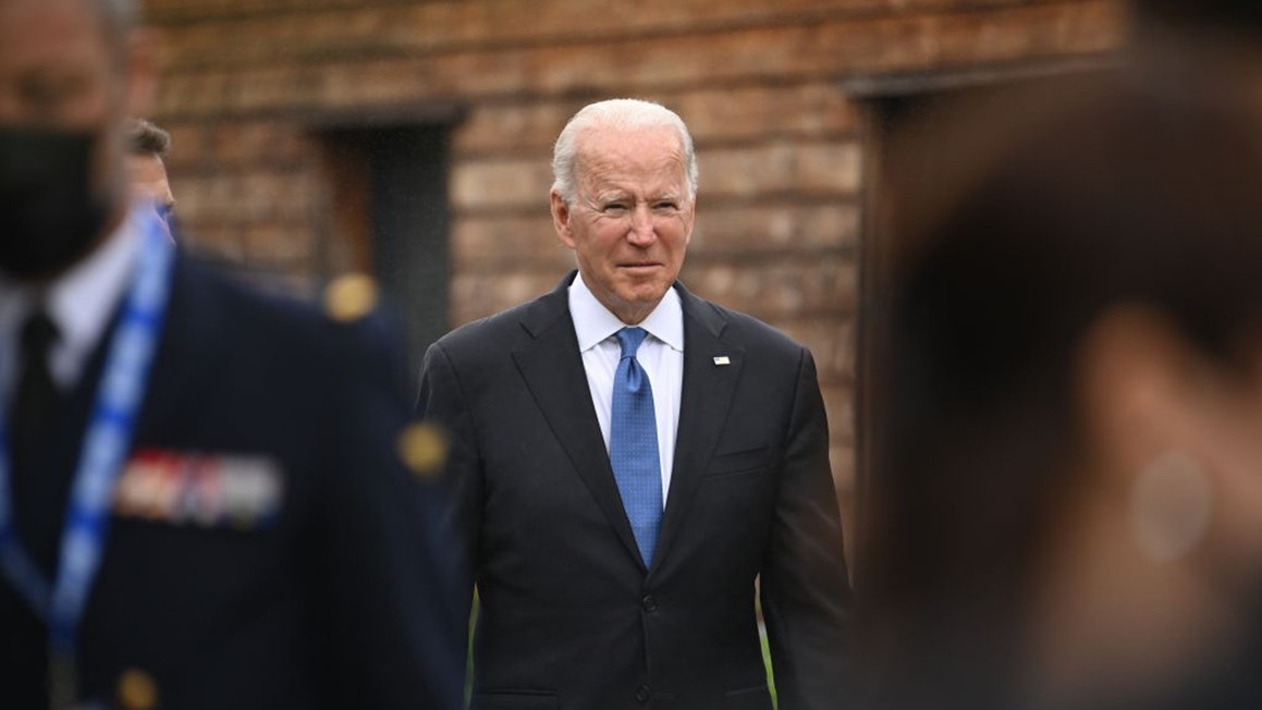 Biden espera visitar el sitio del derrumbe en Florida “el jueves a más tardar”