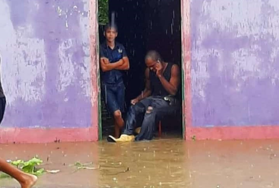 Alerta: Crecida del río Caripe en Monagas, ha afectado al menos a unas 20 familias (Fotos)