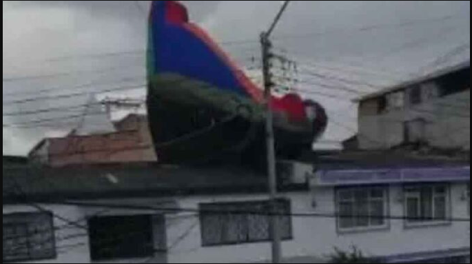 ¡Horror en Colombia! Con cinco niños a bordo, inflable salió volando (VIDEO)