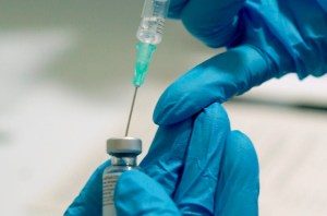 El debate sobre la tercera dosis de vacuna antiCovid arrecia en el mundo