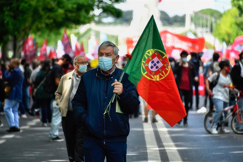 Portugal frena su desconfinamiento por rebrote de Covid-19