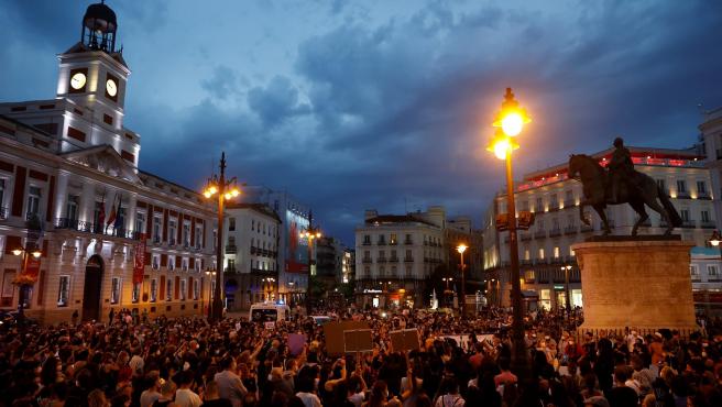 Miles de personas se concentran en toda España en rechazo por el asesinato de las niñas de Tenerife