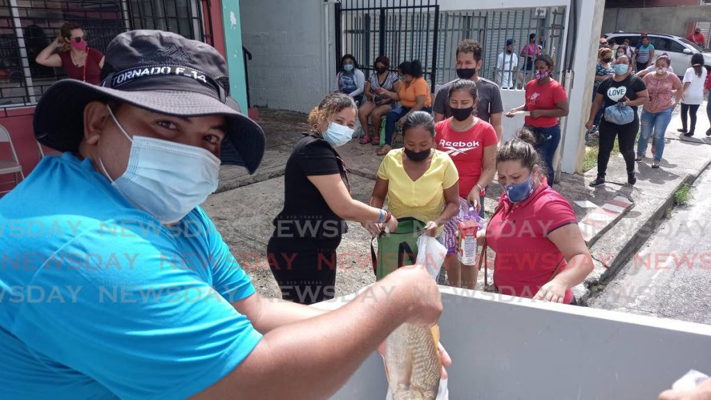 Venezolano refugiado en Trinidad y Tobago regala pescado para ayudar a los desempleados
