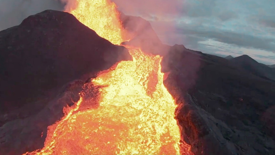 Dron grabó una “vista épica” de volcán en erupción antes de caer en la lava (Video)