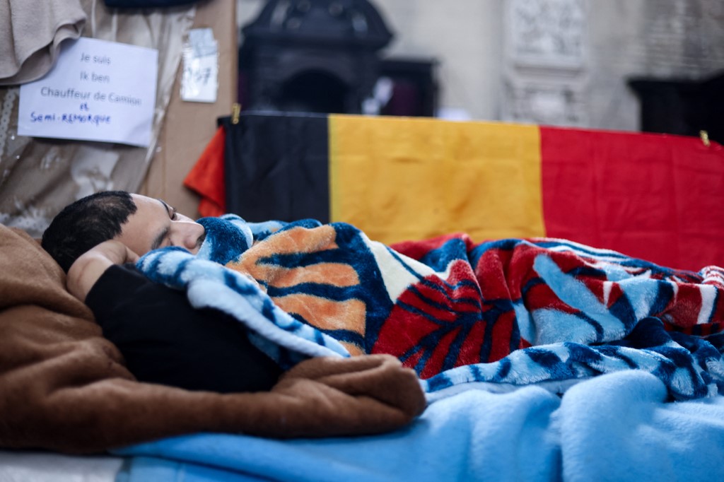 Unos 400 inmigrantes sin papeles siguen una huelga de hambre en Bélgica