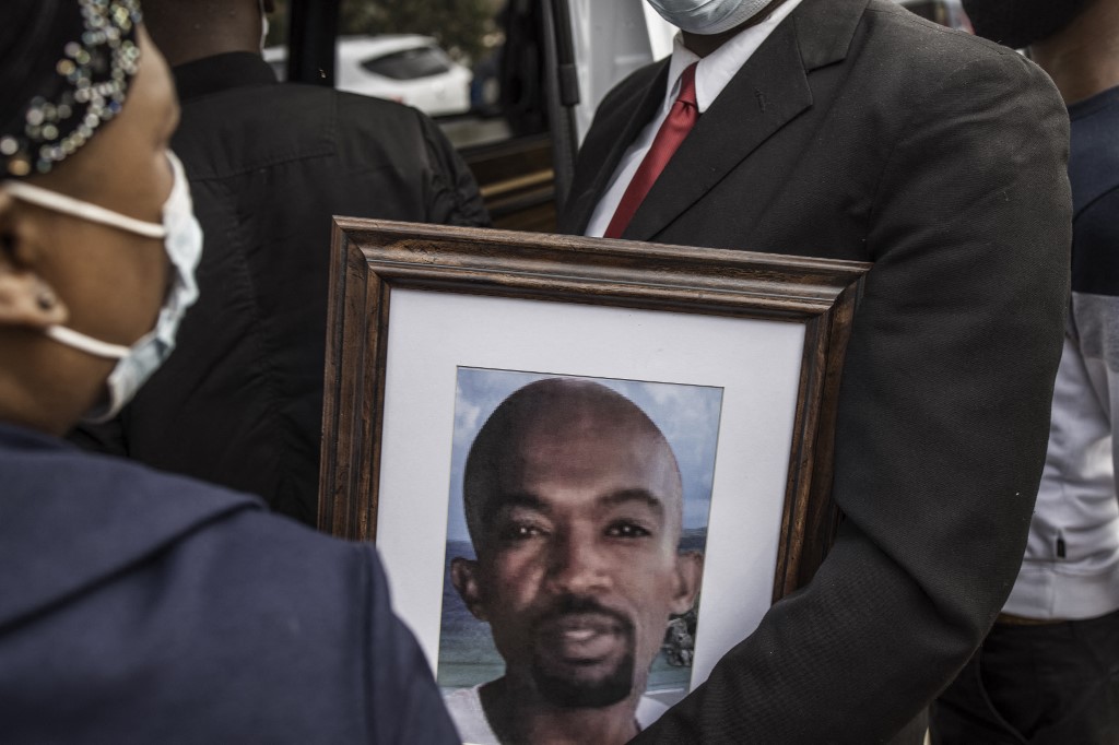 “Solo es racismo”: La violencia en Sudáfrica alimenta viejos resentimientos