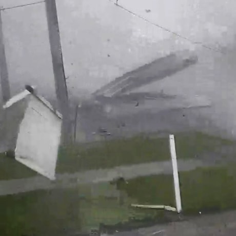Vientos huracanados destrozaron el techo de un negocio en Florida