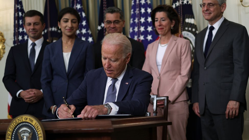 Biden firmó orden ejecutiva para reducir precios y aumentar salarios