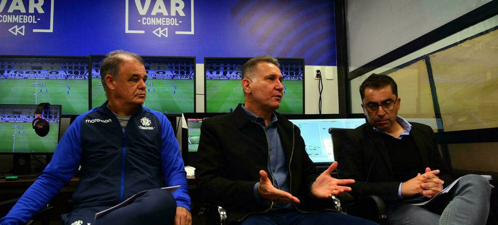 “Vamos a tener que adaptarnos”: Conmebol advirtió que el VAR no se va ir del fútbol