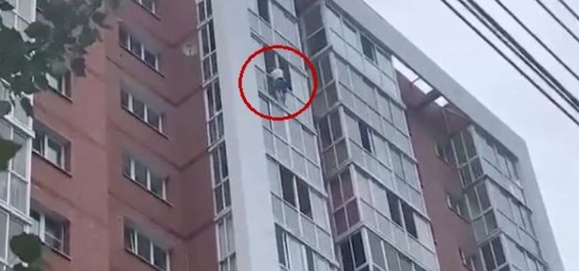 Amenazó con lanzar a un niño desde un piso 13 para exigir la presencia de su esposa (Video)