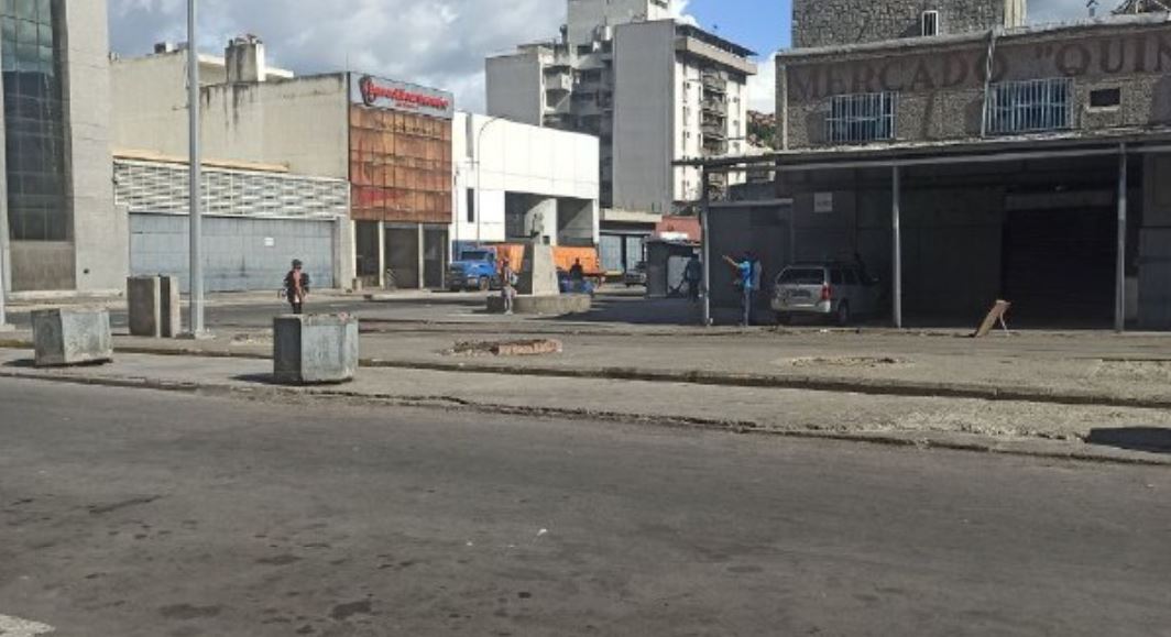 Comercios de Quinta Crespo cerraron sus puertas por detonaciones desde la Cota 905 (Fotos)