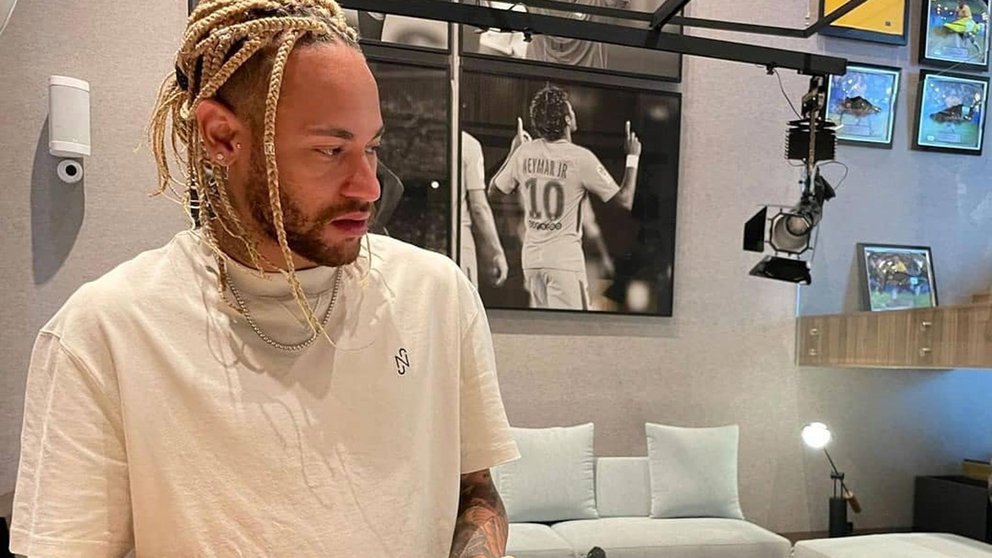 Neymar sorprendió con un extravagante look durante sus vacaciones en Brasil tras la Copa América