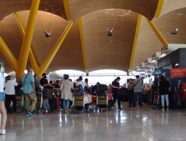 Más de 300 pasajeros varados en el aeropuerto de Madrid por incumplimiento de la aerolínea Plus Ultra