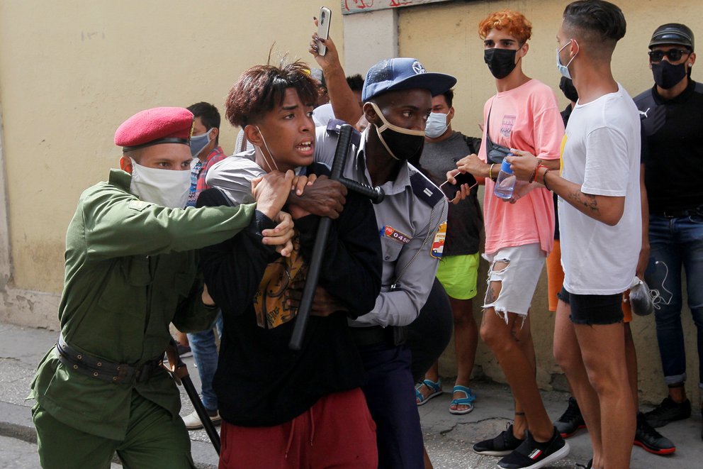 Cientos de manifestantes continúan detenidos luego de un mes de las históricas protestas en Cuba