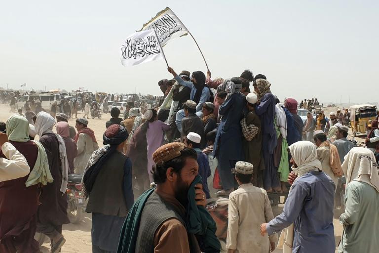 Los talibanes dicen haber tomado un puesto fronterizo clave de Afganistán con Pakistán