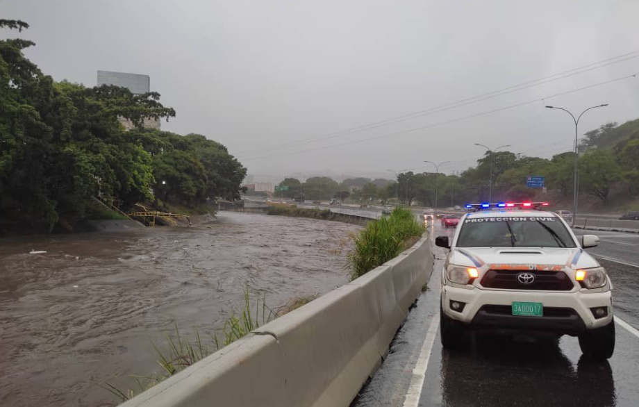 En VIDEO: Río Guaire a punto de desbordarse por fuertes lluvias en Caracas