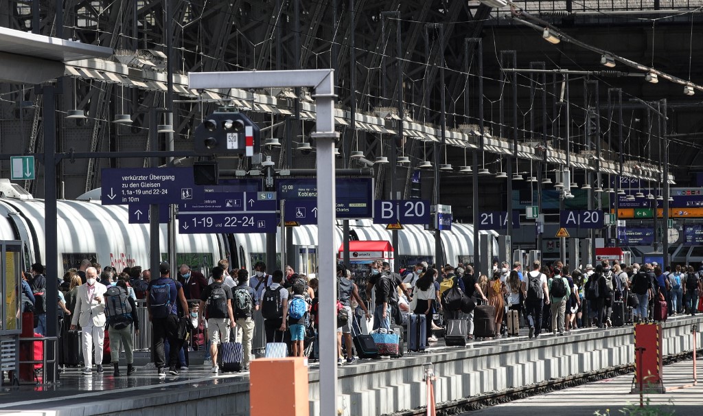 Pasajeros se quedaron varados tras la huelga de los conductores de trenes en Alemania