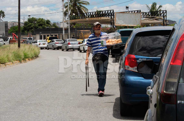 Colas por gasolina salvan a vendedores informales en Lara