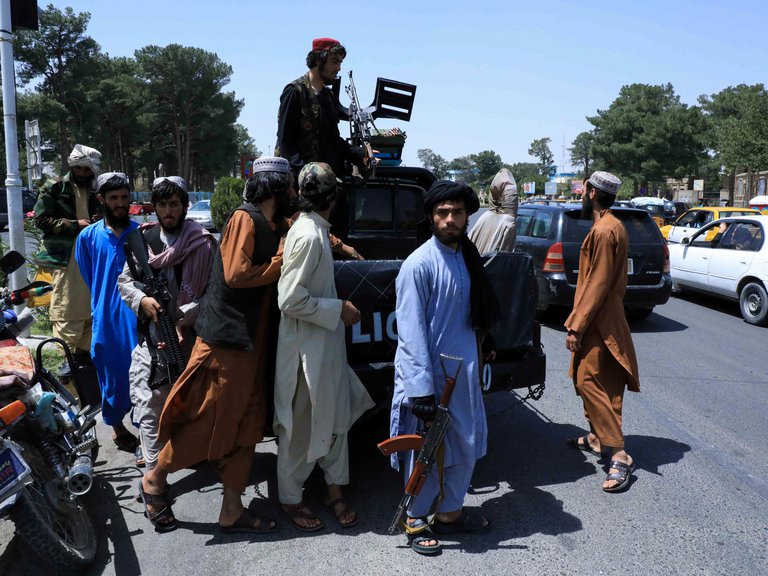 Grupos humanitarios buscan continuar su trabajo en el Afganistán de los talibanes