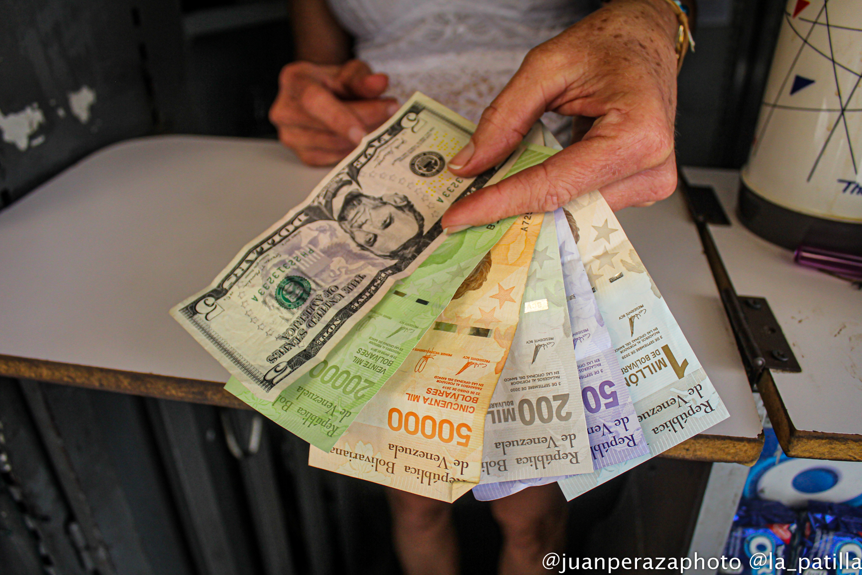 Economistas explican por qué los precios del dólar no se disparan en Venezuela