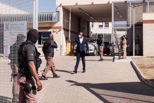 El expresidente encarcelado de Sudáfrica Jacob Zuma ingresa al hospital