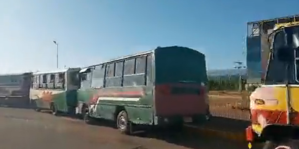 Mientras usuarios denuncian falta de transporte, en Coro utilizan autobuses para el show electoral del Psuv (Video)