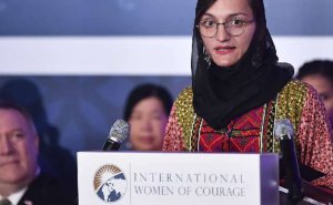 “Estoy en mi casa esperando que me vengan a matar”: El drama de la única alcaldesa afgana