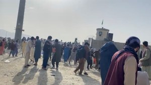 Los talibanes llegaron al aeropuerto de Kabul desatando terror entre los civiles que intentan huir de Afganistán (VIDEOS)