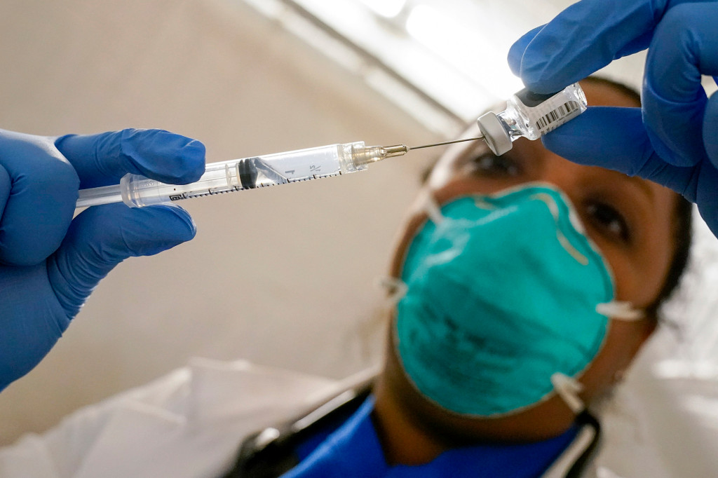 OMS: Vacunas antiCovid-19 podrían ser menos eficaces ante la nueva variante ómicron