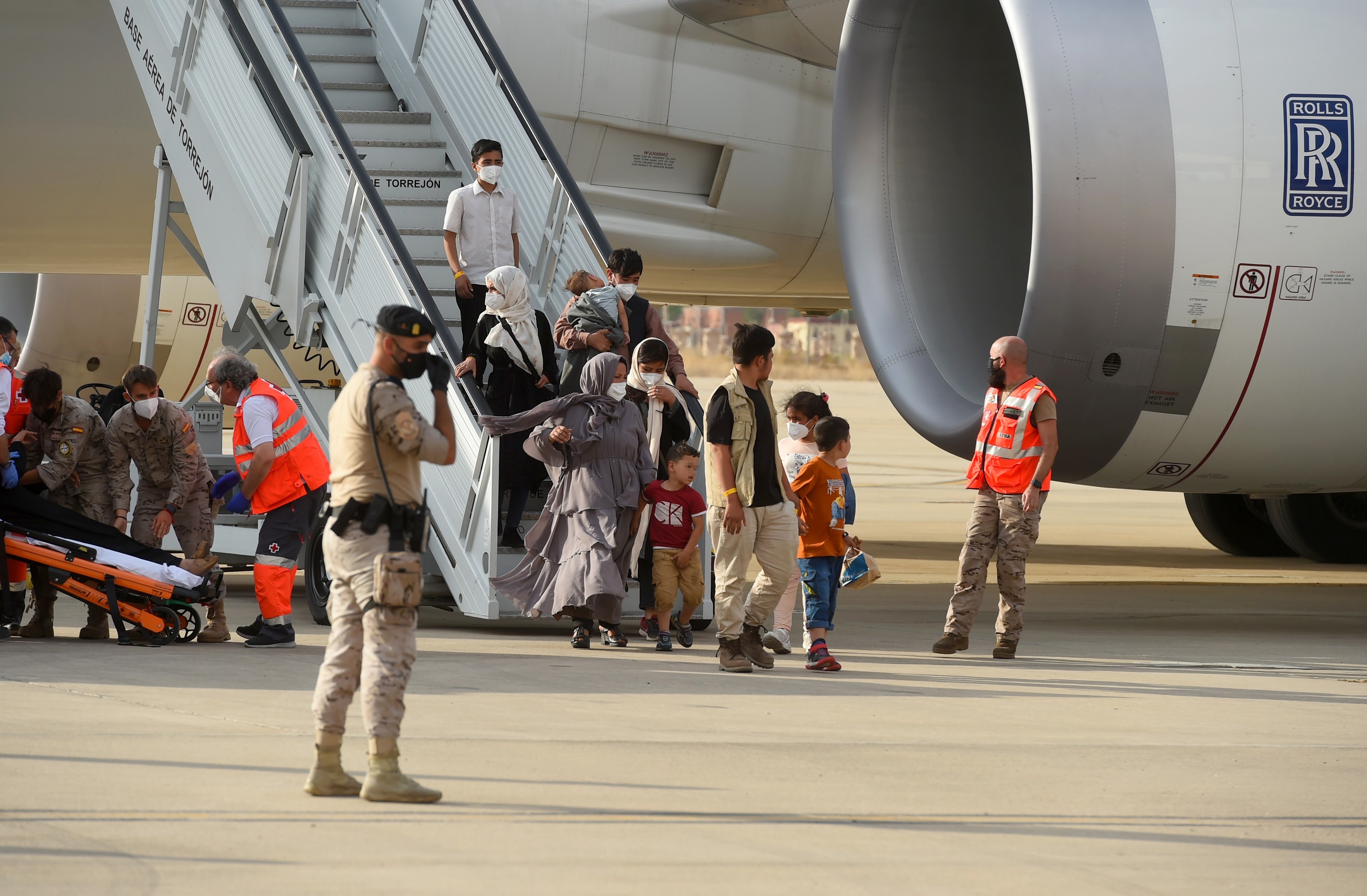 Llegó a España nuevo avión con 260 afganos, entre ellos 14 bebés