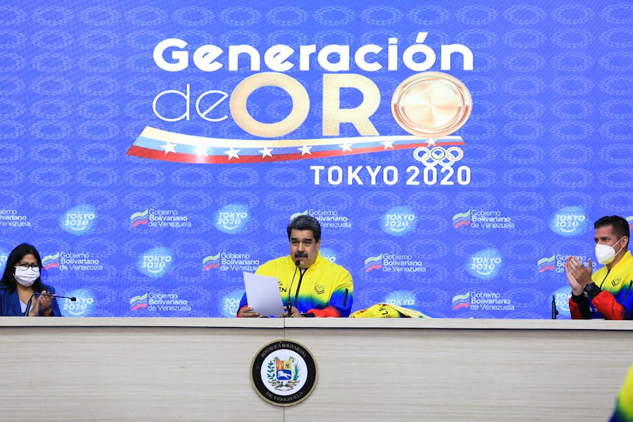 Maduro, sin oficio, tiene tiempo hasta para hablar del fichaje de Messi con el PSG