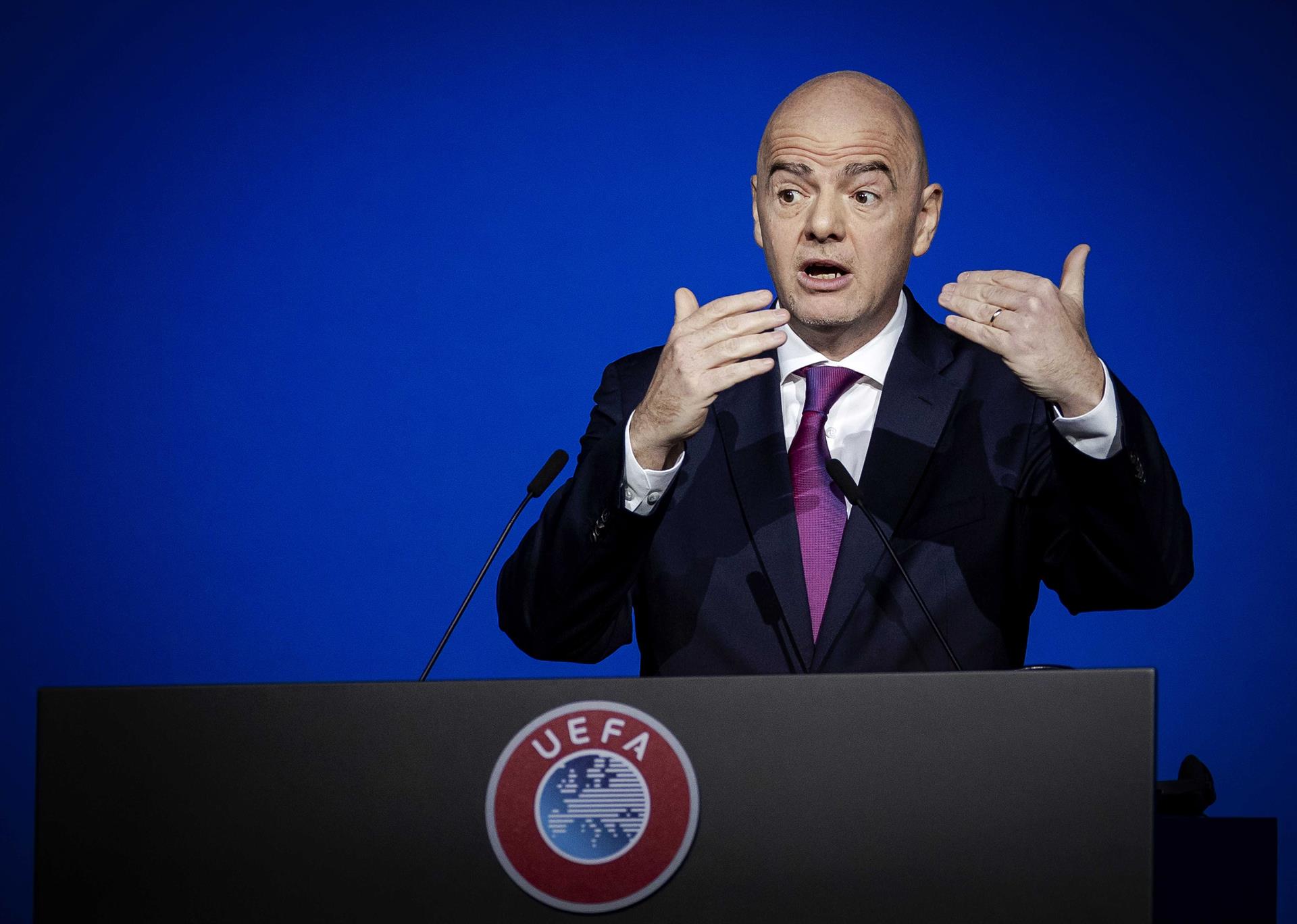 Infantino defendió su Mundial bienal invocando el drama de migrantes africanos