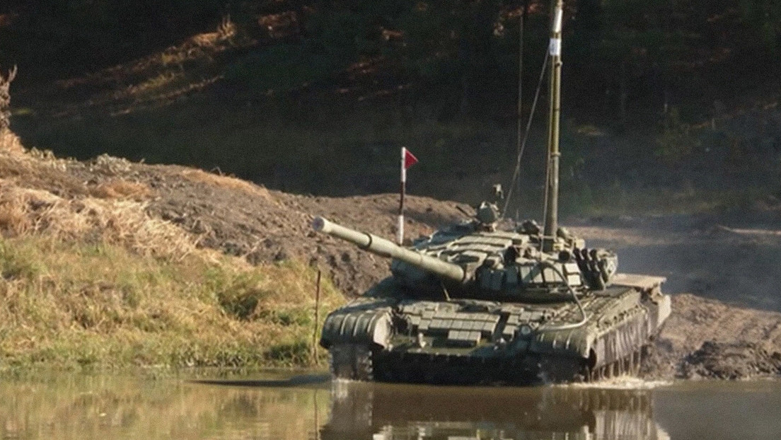 Graban desde el interior de un carro de combate cómo tanquistas rusos conducen bajo el agua (VIDEO)
