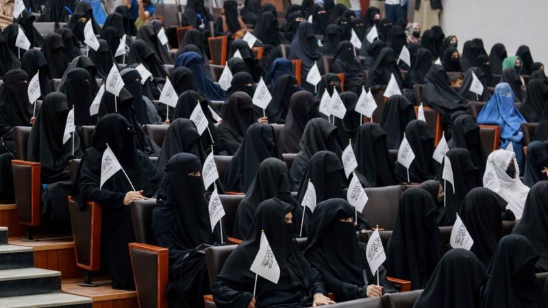 En Fotos: Así son las reuniones de mujeres estudiantes afganas que apoyan a los talibanes 