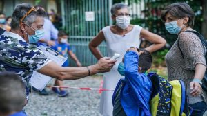 Médicos venezolanos recomiendan que las clases sean en espacios abiertos “para minimizar” riesgos de contagios por coronavirus