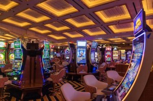 Escándalo en EEUU: Defraudó casi dos millones de dólares en ayudas del gobierno para cirugías estéticas y juegos de casino