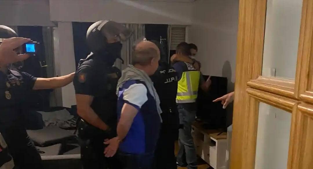 La FOTO: El abrazo de dos policías tras la detención de Hugo “El Pollo” Carvajal: “Lo tenemos, lo tenemos”