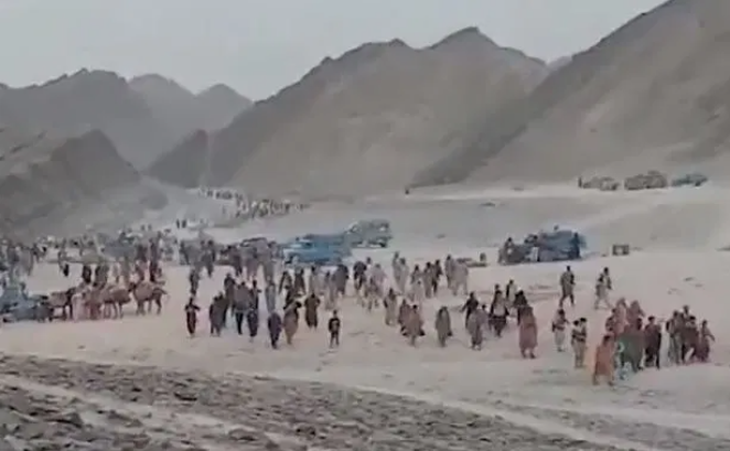 Miles de afganos caminan a través del desierto para escapar de los talibanes (VIDEOS)