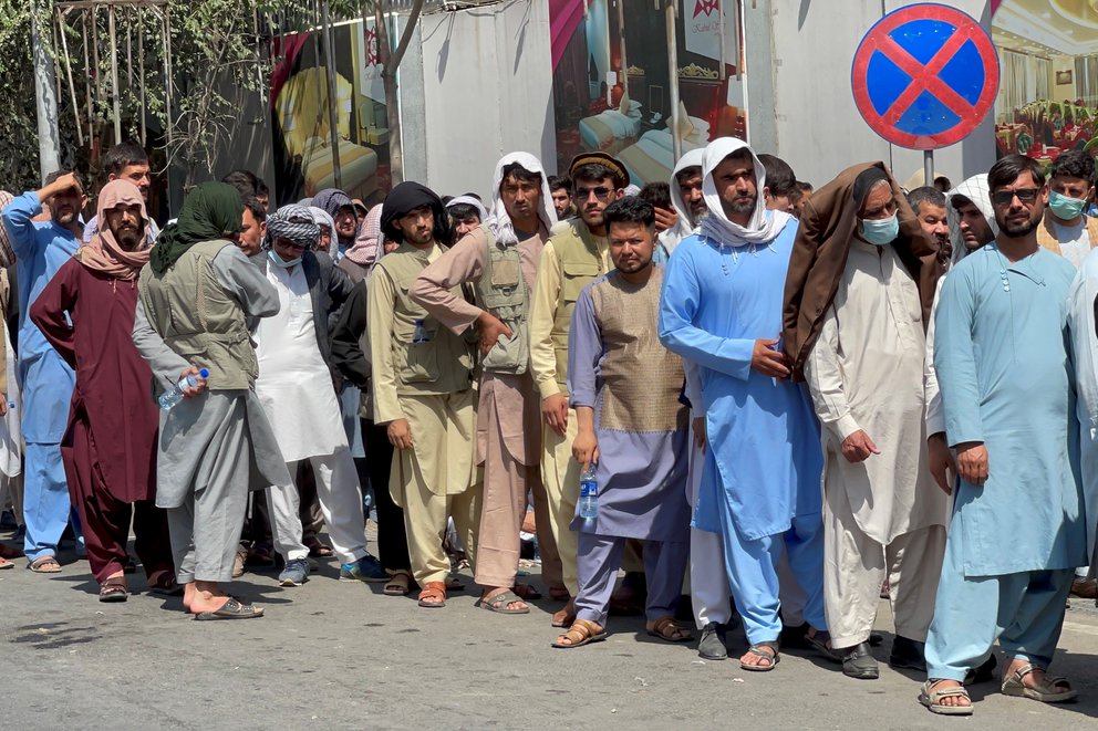 Nueva era de los talibanes comenzó con largas colas en bancos y precios en aumento