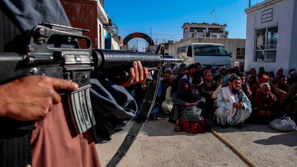 Talibanes ejecutaron a una expolicía embarazada delante de su hijo y de su esposo