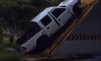 VIDEO: Vehículo quedó inclinado en la boca del túnel Turumo, sentido Caracas – Guarenas