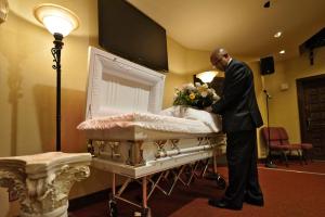 Dueño de funeraria vendió cabezas, piernas y hasta espinas dorsales sin autorización en EEUU
