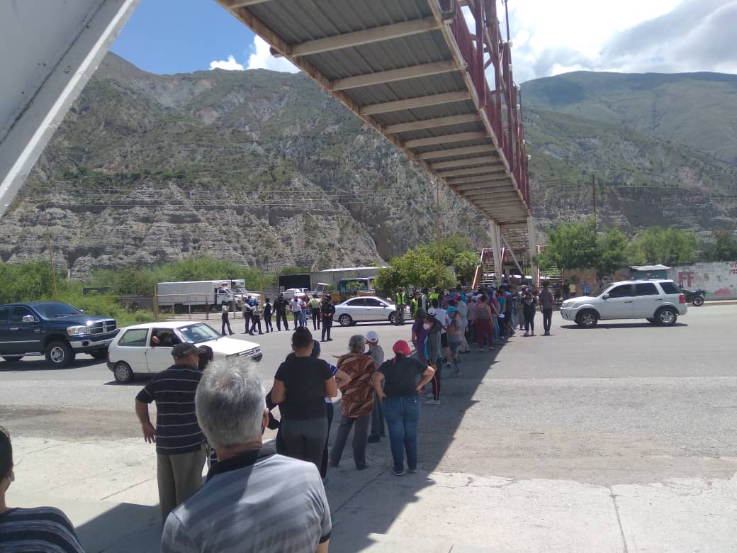 Les llega el agua con barro o se quedan sin servicio: Merideños se alzan contra la desidia chavista (FOTOS)