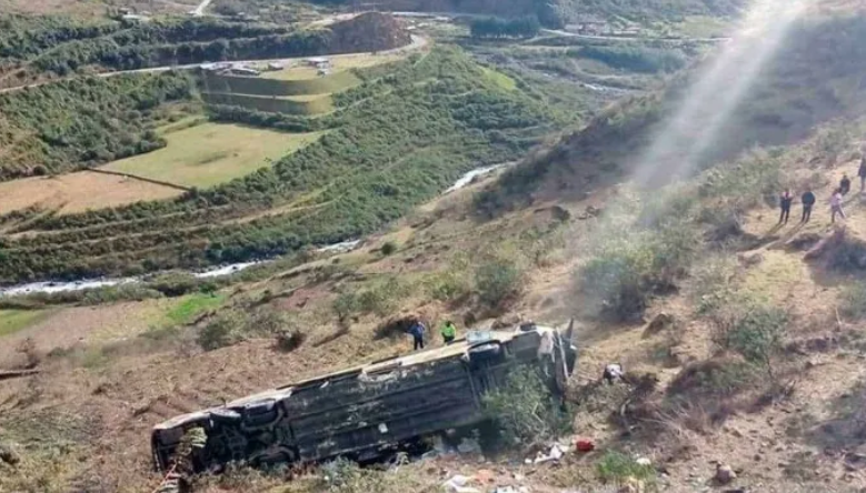 Tragedia en Ecuador: Al menos once fallecidos al precipitarse un autobús a un abismo en una ruta hacia los Andes