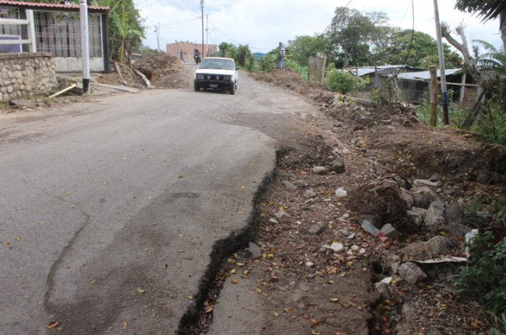 Entre los huecos “traga carros” y el colapso de los servicios públicos, en El Valle en Táchira viven las desgracias del chavismo