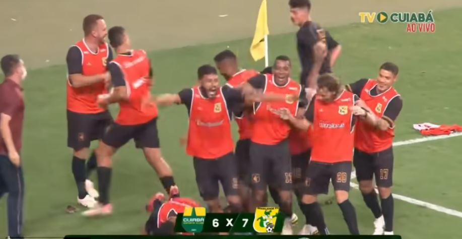 La bizarra celebración de un jugador brasileño tras ganar el partido por penales (Video)